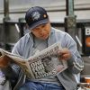 Мужчина читает газет…