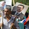Сириец держит плакат…