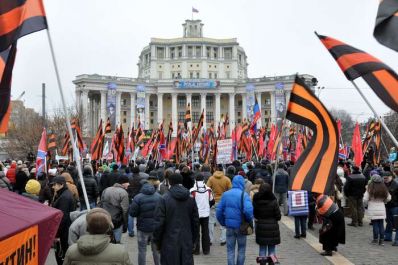 6-го декабря на митинге Национально-освободительного движения за суверенитет. Суворовская площадь (Москва). Позади - символично - Театр Российской Армии. 6-го декабря на мити…