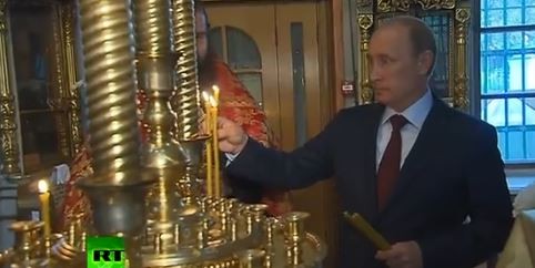Владимир Путин в храме зажигает свечу в память погибших в Новороссии Владимир Путин в хра…