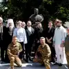 День Конституции Украины, атаки на ЗАЭС. Итоги (X / Volodymyr Zelenskyy / Володимир Зеленський / Зеленский и Ко у бюста Мазепе) X / Volodymyr Zelens…