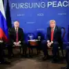 За шаг до войны заговорить о мире: США хотят воскресить 'дух Анкориджа' (AP / Julia Demaree Nikhinson / Президент РФ Владимир Путин и президент США Дональд Трамп во время вс…) AP / Julia Demaree N…