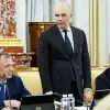 'Мы достойно проходим': Антон Силуанов, став вице-премьером, сразу отчитался о росте доходов россиян аж на 30% (На фото: вице-премьер РФ Марат Хуснуллин, вице-премьер РФ — министр финансов РФ Антон Силуанов и виц…) На фото: вице-премье…