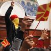 'Великая Албания' начнется со смерти маленькой Македонии (Протестующие в здании прламента Македонии в Скопье. 27 апреля 2017) Протестующие в здани…