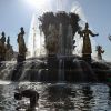 Россия подает пример в вопросе национальной идентичности (Дети купаются в фонтане Дружба народов на ВДНХ | © РИА Новости, Владимир Астапкович) Дети купаются в фонт…