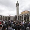Великобритания доигралась в 'исламистский инкубатор' (Британские мусульмане возле Центральной мечети Лондона) Британские мусульман…