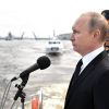 Владимир Путин принял Главный военно-морской парад в Санкт-Петербурге (Верховный главнокомандующий РФ Владимир Путин на катере совершает обход кораблей, выстроившихся пере…) Верховный главнокома…
