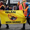 Запретить детям переходить в ислам (Участники акции против про-иммигрантской политики канцлера Германии Ангелы Меркель в Берлине. 2 июля…) Участники акции прот…