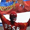 'Давайте запретим русские флаг и гимн': что стоит за инициативой США (Болельщик сборной России. Архивное фото) Болельщик сборной Ро…