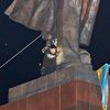 Тень большевизма над Украиной (В Харькове снесли памятник Ленину | © РИА Новости, Сергей Козлов) В Харькове снесли па…