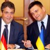 Украина Германии — 'К ноге!' (На фото: министр иностранных дел Германии Зигмар Габриэль и глава МИД Украины Павел Климкин (Фото: AP/TASS)) На фото: министр ино…