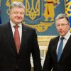 Порошенко согласовал с США тактику 'контрудара по врагу' (На фото: спецпредставитель США Курт Волкер во время визита в Киев после встречи с Петром Порошенко (…) На фото: спецпредста…