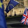 Европейский кошелек захлопнулся. Страны Балтии грустят из-за Brexit (Демонстрант с флагами ЕС и Великобритании в центре Лондона) Демонстрант с флагам…