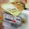 МВФ потребовал от Украины увеличить цену на газ еще на 40% (Денежные купюры Украины на газовом счетчике. Архивное фото) Денежные купюры Укра…