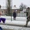 Spiegel: украинцы сошли с ума? (Люди на границе в городе Милове, Украина | © AP Photo, Evgeniy Maloletka) Люди на границе в го…