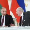 Лукашенко приехал в Москву на большой торг (На фото: президент России Владимир Путин и президент Белоруссии Александр Лукашенко (слева направо) …) На фото: президент Р…