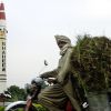 Если завтра война: пять пакистанских видов вооружений, которых должна бояться Индия (National Interest, США) (Местный житель проезжает мимо пакистанской баллистической ракеты Шахин в Исламабаде | © AFP 2019, Jewel Samad) Местный житель проез…