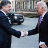 Как Киев вмешался в будущие выборы президента США (На фото: президент Украины Петр Порошенко и вице-президент США Джо Байден (слева направо) во время в…) На фото: президент У…
