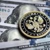Что будет с рублем и госдолгом после новых американских санкций? (Купюры американских долларов и монета с гербом Российской Федерации | © РИА Новости / Виталий Тимкив) Купюры американских …