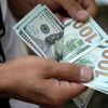Девальвация и 'приговор доллару': шокирующий прогноз банкиров США (Мужчина считает деньги | © REUTERS / West Asia News Agency/Nazanin Tabatabaee) Мужчина считает день…