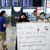 'Уходите вон, китайцы!' (Участники акции протеста в аэропорту Гонконга с плакатом с извинениями перед туристами | © REUTERS /…) Участники акции прот…