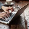 Время расплачиваться за слова (Мужчина работает за ноутбуком | © Depositphotos / stockasso) Мужчина работает за …