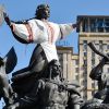Версии (Украина): памяти Вятровича (Памятник основателям Киева на площади Независимости в Киеве | © РИА Новости, Стрингер) Памятник основателям…
