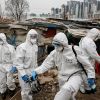 Videnskab (Дания): почему коронавирус хуже, чем грипп (Южнокорейские солдаты в защитных костюмах дезинфицируют лачуги в Сеуле, Южная Корея | © REUTERS, Heo Ran) Южнокорейские солдат…