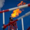 Что Россия выигрывает в нефтяной войне (Газовый факел морской нефтеперерабатывающей платформы Приразломная | © РИА Новости / Алексей Даничев) Газовый факел морско…