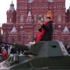ZDF: в России кроется какая-то магия (Женщина на Красной площади в Москве, где прошел посвященный 77-летию военного парада 1941 года марш …) Женщина на Красной п…