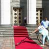 Украина, пойдя по грузинскому пути, превращается в большое казино (На фото: подготовка красной дорожки у здания Верховной Рады, Украина (Фото: Анна Марченко/ТАСС)) На фото: подготовка …