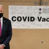 'Сколько вы собираетесь заработать на этих вакцинах, доктор Фаучи?' (Сколько вы собираетесь заработать на этих вакцинах, доктор Фаучи?) Сколько вы собираете…