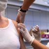 L'Express (Франция): как 'Спутник V' в итоге покорил европейцев (Инъекция вакцины Спутник V в Будапеште | © REUTERS, Zsolt Szigetvary/MTI/MTVA/Pool via REUTERS) Инъекция вакцины Спу…