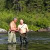 Набор рыбака: Путин не расстаётся с 'красной кнопкой' даже в тайге (На фото: министр обороны РФ Сергей Шойгу и президент РФ Владимир Путин (слева направо) во время рыба…) На фото: министр обо…