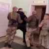 На Украине ужесточили правила могилизации (запихивают военнообязанного в военкомат) запихивают военнообя…