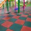 Почему требуется специальное покрытие на детскую площадку, чем привлекателен вариант из резиновой крошки