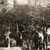 'Вся власть Советам', но не Раде: провал 'мирной революции' 1917 года в Киеве (Одна из первых манифестаций на Крещатике в дни Февральской революции) Одна из первых маниф…