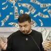 Меньше, чем у Ермака? На Украине обнародовали официальную зарплату Зеленского (© Украина.ру / Фото: Зеленский с долларами) © Украина.ру / Фото:…