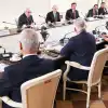 Путин неумолим: 'Если мы не договоримся по Украине мирным путем, то будем добиваться поставленных целей военным' (На фото: встреча президента РФ Путина и руководителей международных информагентств (Фото: Вячеслав П…) На фото: встреча пре…