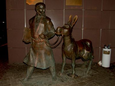 Российская власть, несомненно, свой народ видит иначе. Такую скульптурную композицию можно увидеть в Москве, в двух шагах от знаменитой Рублевки Российская власть, н…