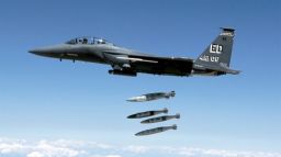 США, НАТО, Катар бомбили Ливию бомбами из урана, кластерными бомбами, химическими бомбами США, НАТО, Катар бом…